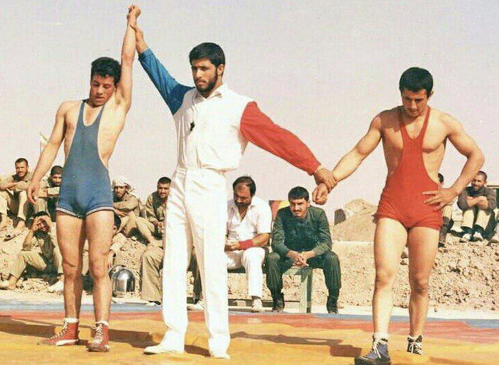 تصاویر تلخ و تاریخی از مسابقات کشتی در عمق جبهه/ سربازانی که روی خاکریز نشسته‌اند، لحظاتی بعد جانشان را فدای ایران کردند