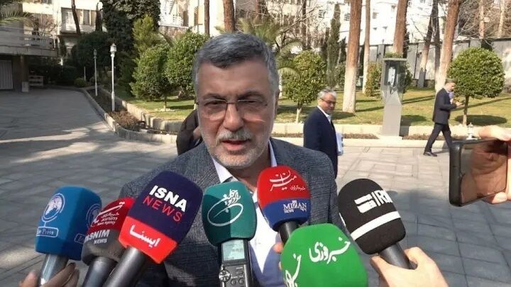 وزیر بهداشت درباره وضعیت شیوع آنفلوانزا در کشور: هنوز به ایام پیک ابتلا نرسیده‌ایم، گروه‌های پرخطر  واکسن بزنند