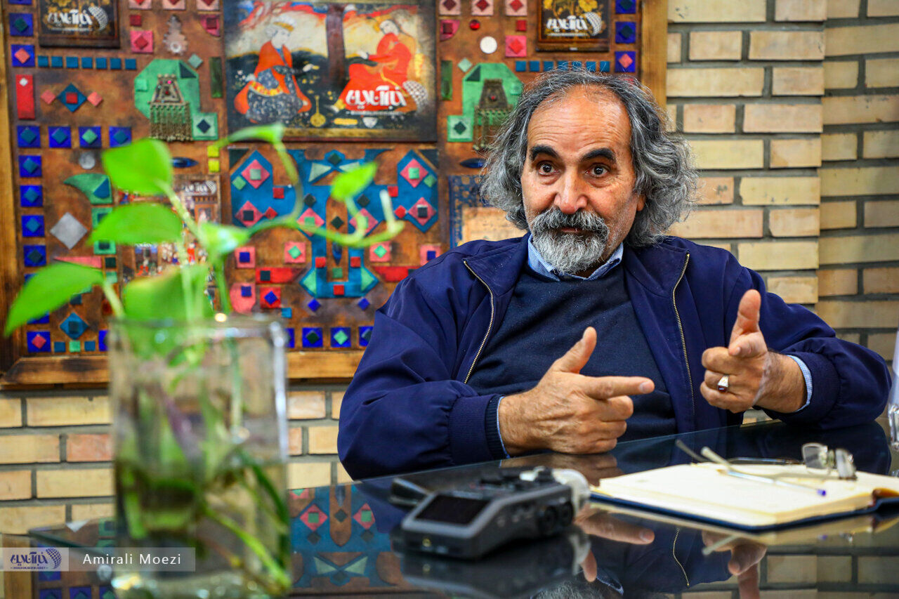 اطراف دانشگاه تهران را تخریب کرده‌اند که مبادا یک دانشجوی دختر و پسر پیاده‌روی کنند