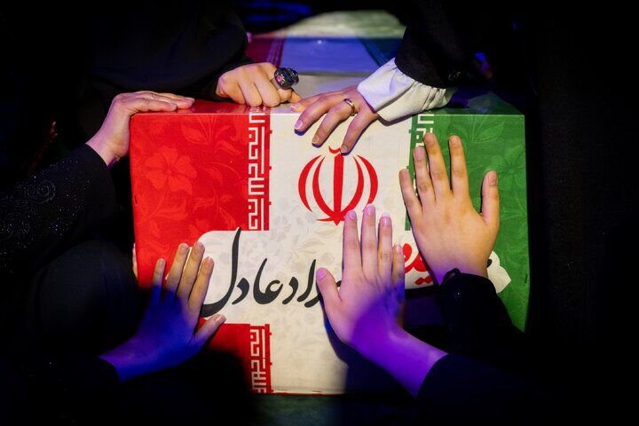 یک خاطره از واکنش خانواده حدادعادل به خواستگاری آیت‌الله سیدمجتبی خامنه‌ای از دختر آنها / رهبر شهید چه شعری برای عروسش سروده بود؟