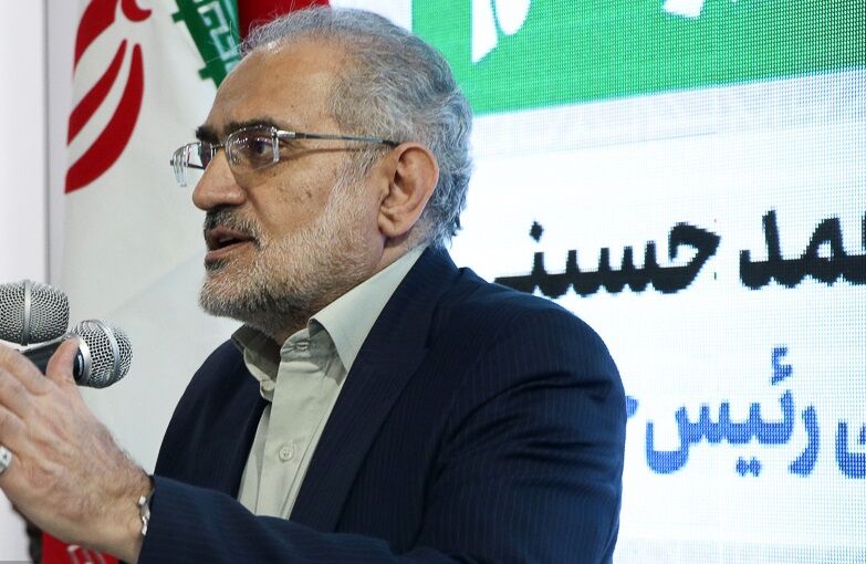 نماز خواندن یک مقام دولتی در ملا‌عام + تصویر