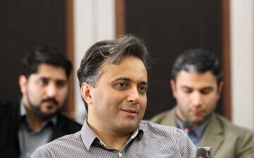 از «بن‌بست راز» تا راز ماندگاری «خانه به دوش» و «متهم گریخت» / گفت‌وگو با صدای خاطره‌ساز دهه هشتاد؛
اخشابی: بعضی میم‌ها آنقدر بامزه‌اند که خودم هم می‌خندم، اما شعر علی معلم را دست‌کم نگیرید!