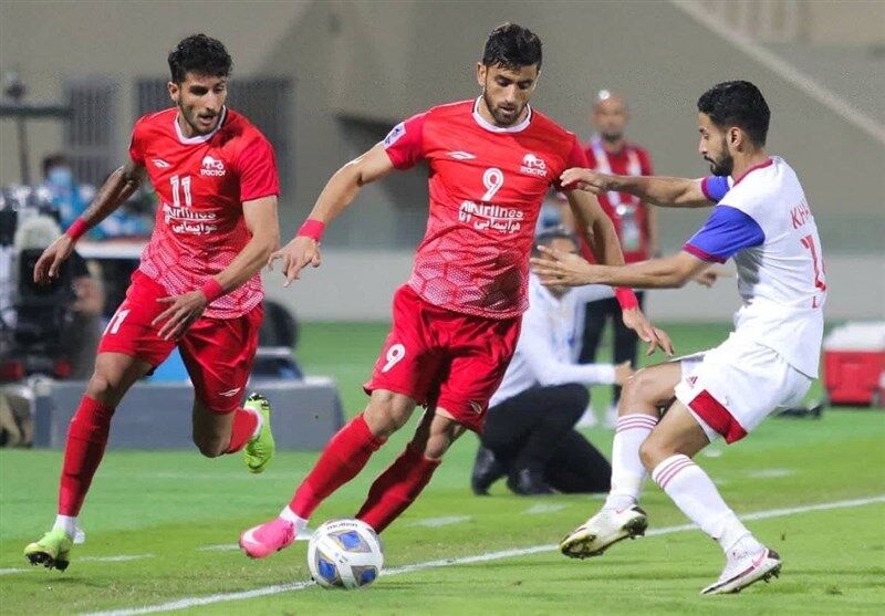 حمله هواداران پرسپولیس به مهاجم تراکتور؛ حق بازی در تیم ما را نداری!