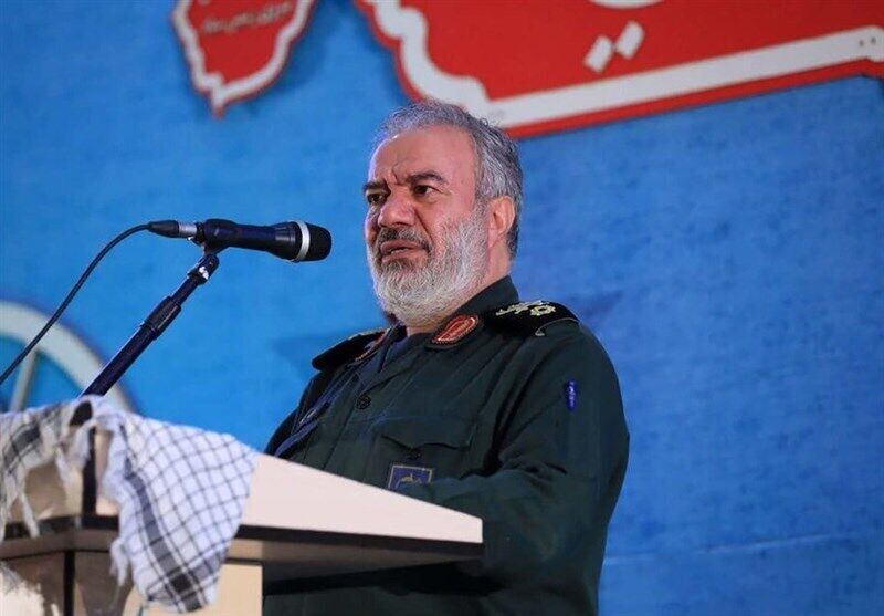 تصویری از فرمانده ارشد سپاه پشت وانت!