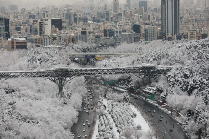 بارش برف و باران در محورهای ۱۳ استان/ تردد در جاده‌های شمالی روان است