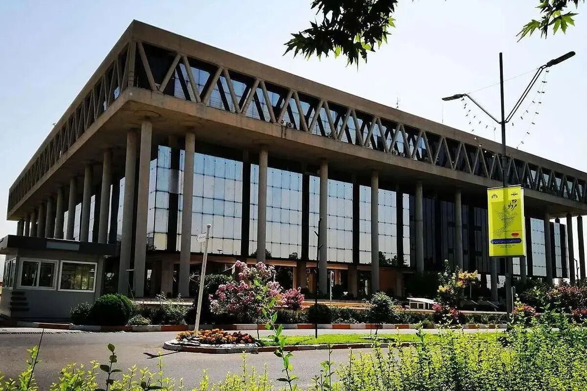 مهاجرانی: انتظار عمومی از صداوسیما این است که به جمهوریت احترام بگذارد/ هر رفتاری که همسو با دشمن و تأمین کننده اهداف آن‌ها باشد، مغایر منافع ملی است/ برای ارائه روایتی کامل از ایران، باید همه مردم دیده شوند
