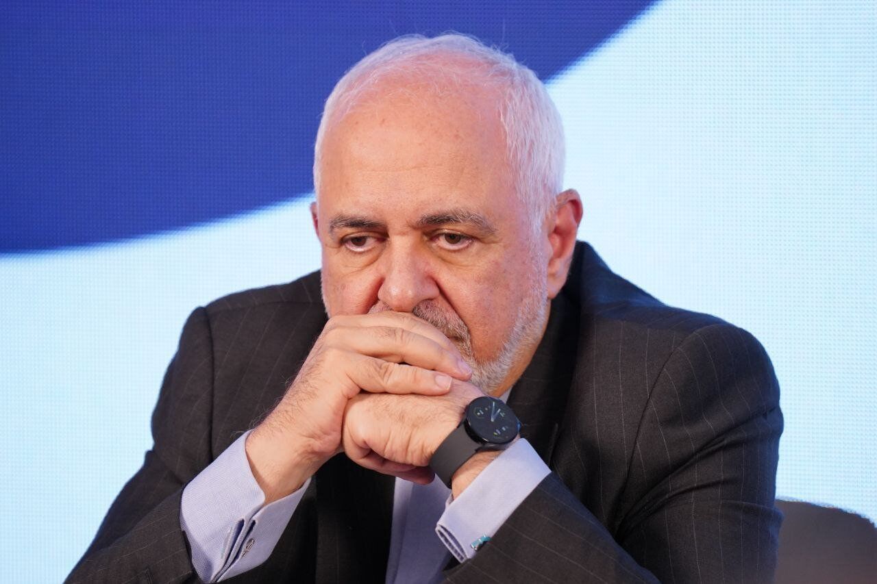 تصویری از حضور ظریف بر مزار شهید رییسی در روز اربعین + عکس