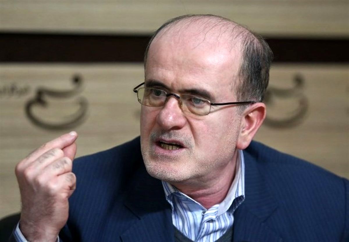 برای اداره تیم ملی، خارجی می‌آوریم؛ در سیاست ظریف را حذف می‌کنیم، او از یک خارجی کمتر است؟