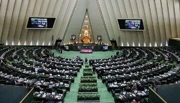 ببینید | ویدئویی از تحصن عجیب الیاس نادران که با وساطت ذوالنوری پایان یافت!