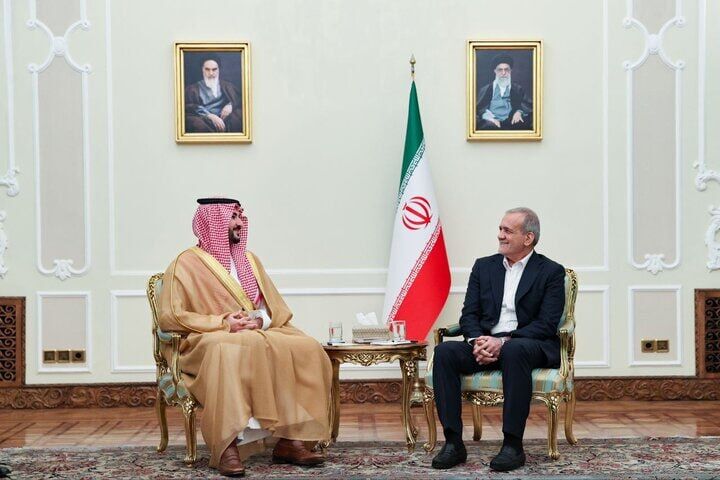 پزشکیان در دیدار با خالد بن سلمان: عربستان را برادر خود می‌دانیم