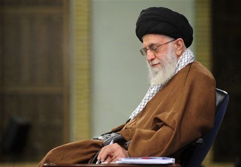 فاتحه‌خوانی رهبر انقلاب بر مزار آیت‌الله هاشمی + عکس