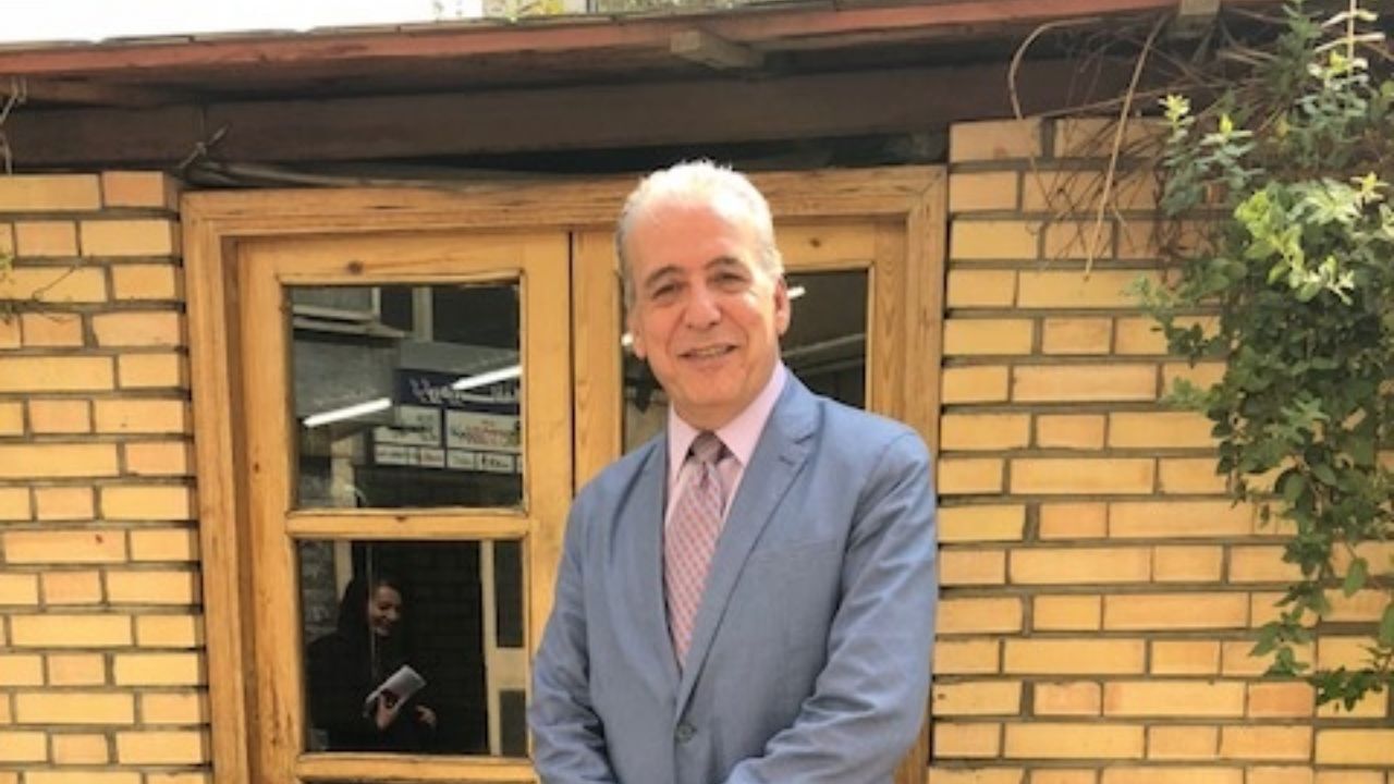 باید بند ناف اقتصاد از سیاست بریده شود