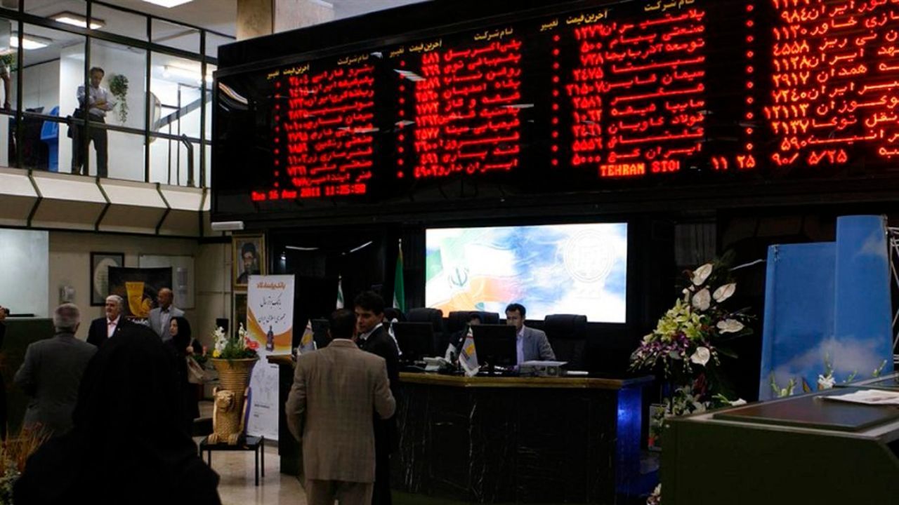 تالار شیشه ای قرمز پوش شد