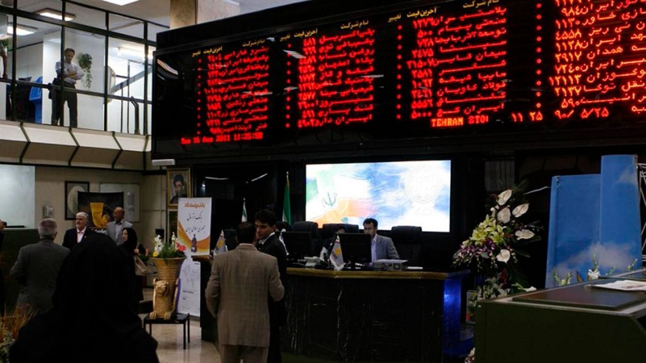 تالار شیشه ای قرمز پوش شد