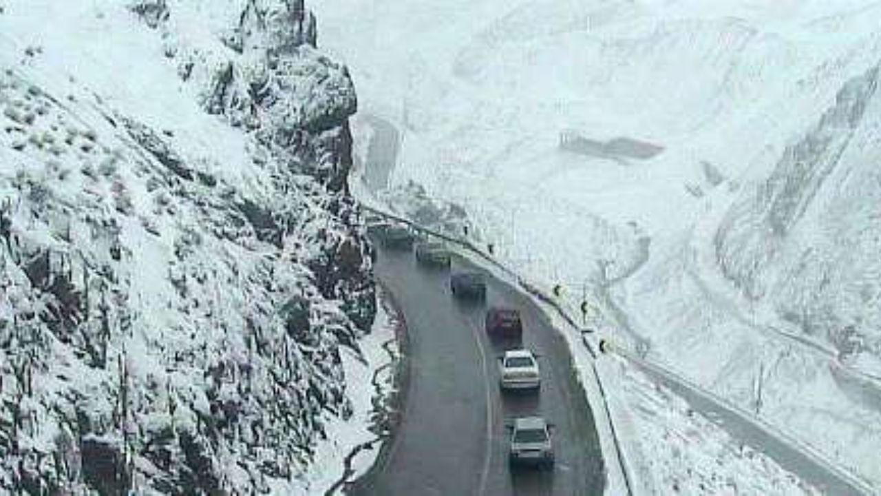 بارش شدید برف در جاده چالوس