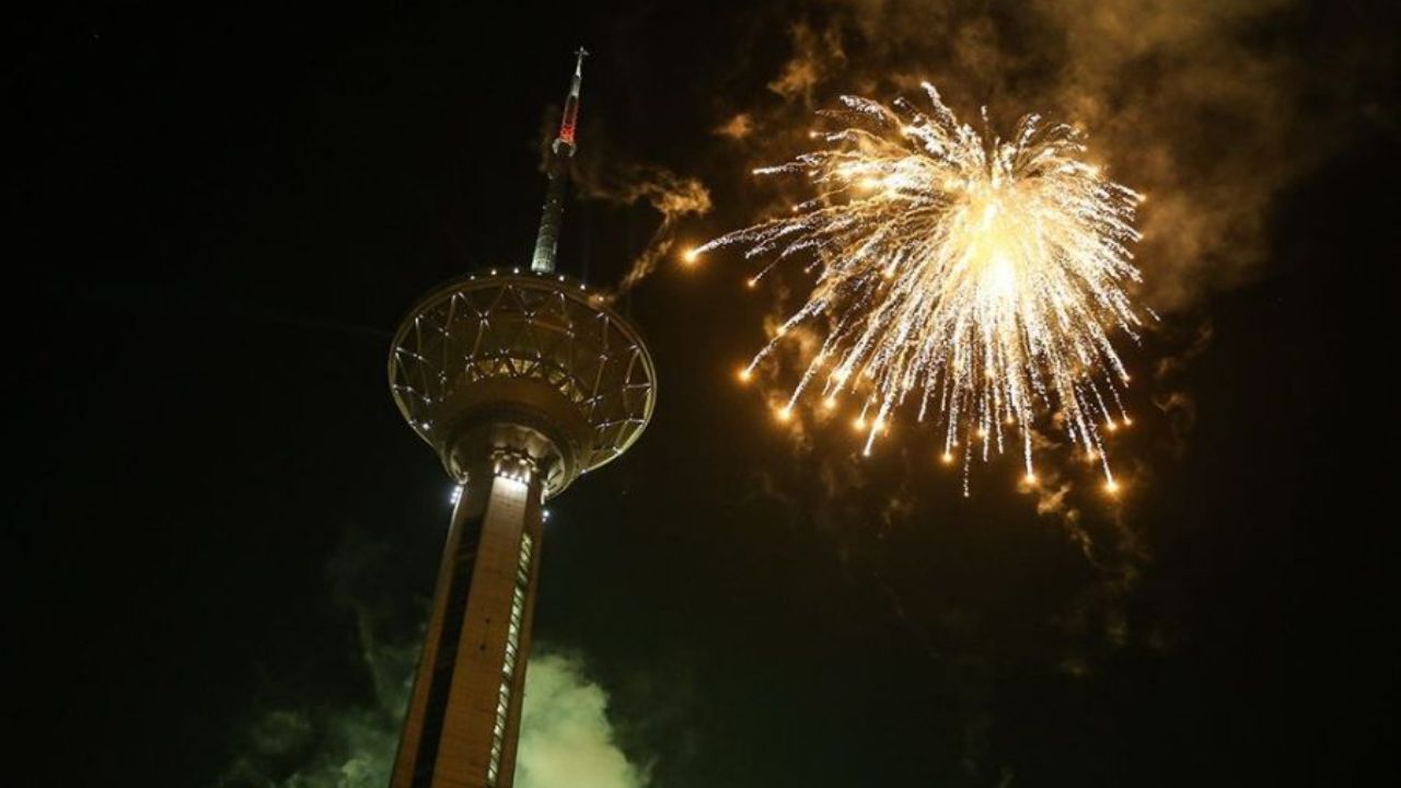 نورافشانی برج میلاد به مناسبت میلاد رسول اکرم(ص)