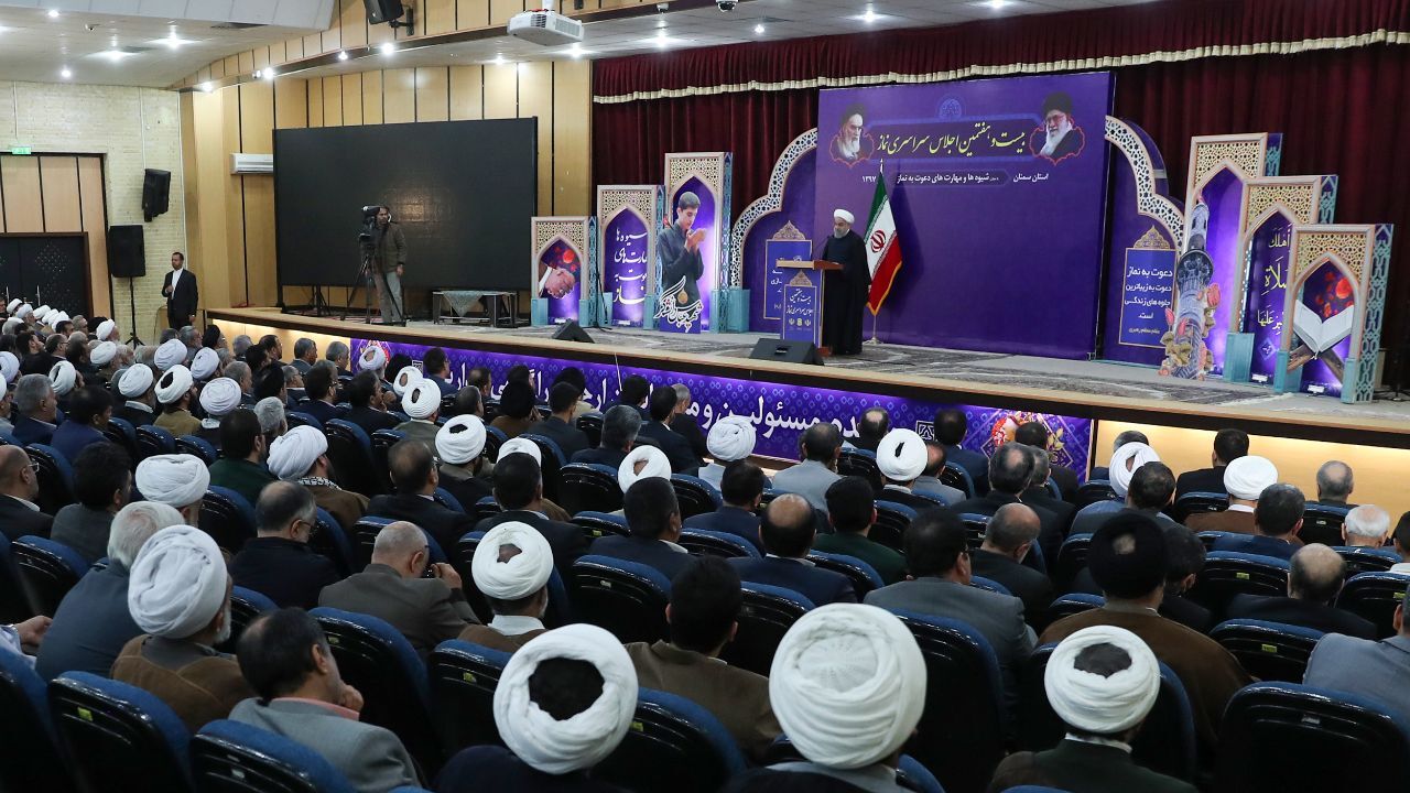 راه ایستادگی در برابر فشار اقتصادی بدخواهان، تکیه بر خداوند است/ جای شهید بهشتی به عنوان مدیری انسان شناس، همیشه خالی ماند/ نماز جماعت، مظهر دین و قدرت اسلام است/ نماز باید از خانواده شروع شود