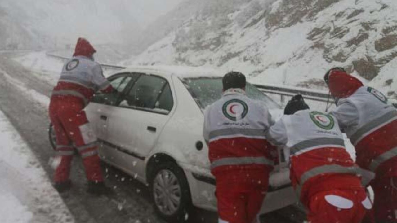 گرفتاری 321 خودرو در برف طی 48ساعت گذشته