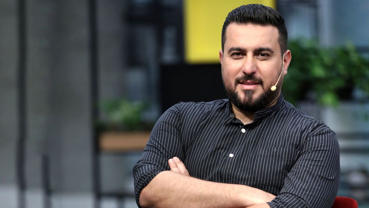 محسن کیایی «خوشنام» را می‌نویسد