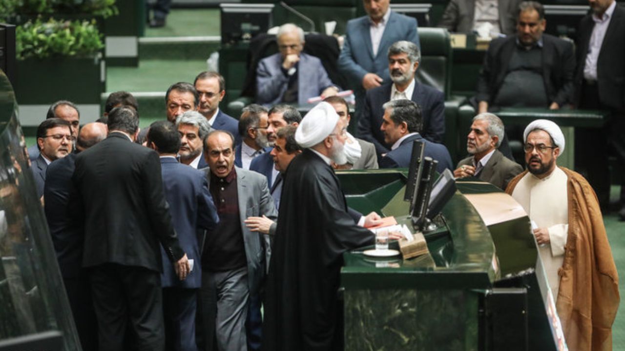 از جنجال آب در جلسه لایحه بودجه تا روایت دوباره ظریف از پولشویی