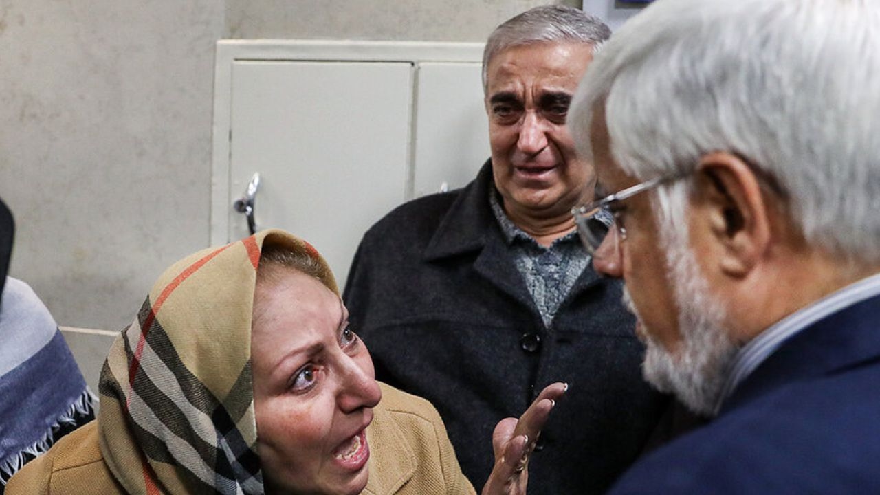 مادری که بر سر عارف فریاد می‌زد چه می‌گفت؟+عکس