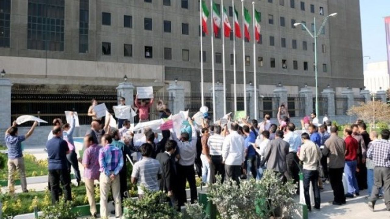 تجمع عده‌ای از بازنشستگان مقابل مجلس
