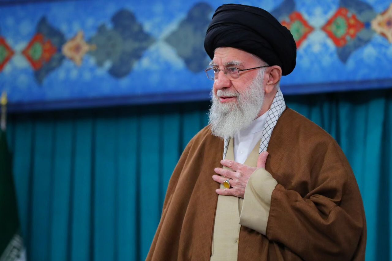 قسمتی از حدیث امام علی (ع) درباره زنان در بنر نصب شده در بیت رهبری + عکس