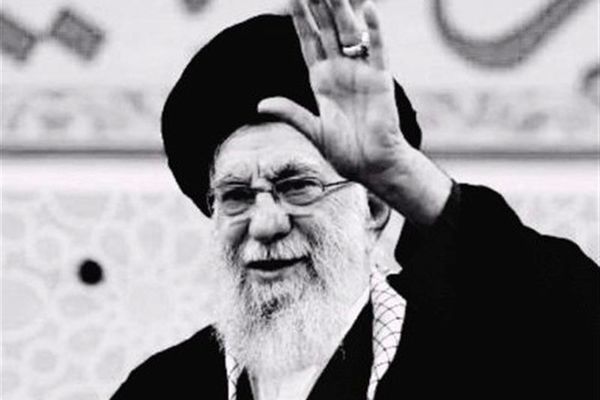 لحظه وداع سردار سید مجید موسوی با رهبر شهید + عکس