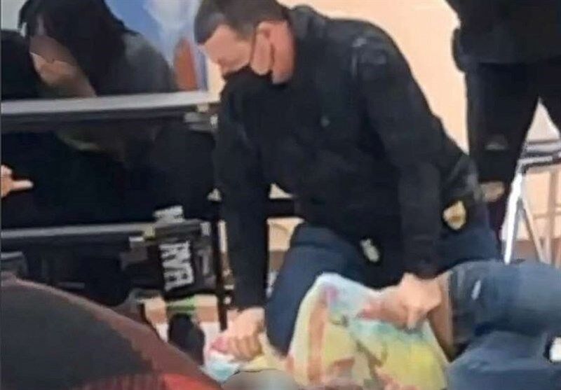 جنجال جدید پلیس آمریکا با پا گذاشتن بر گردن دختر ۱۲ ساله