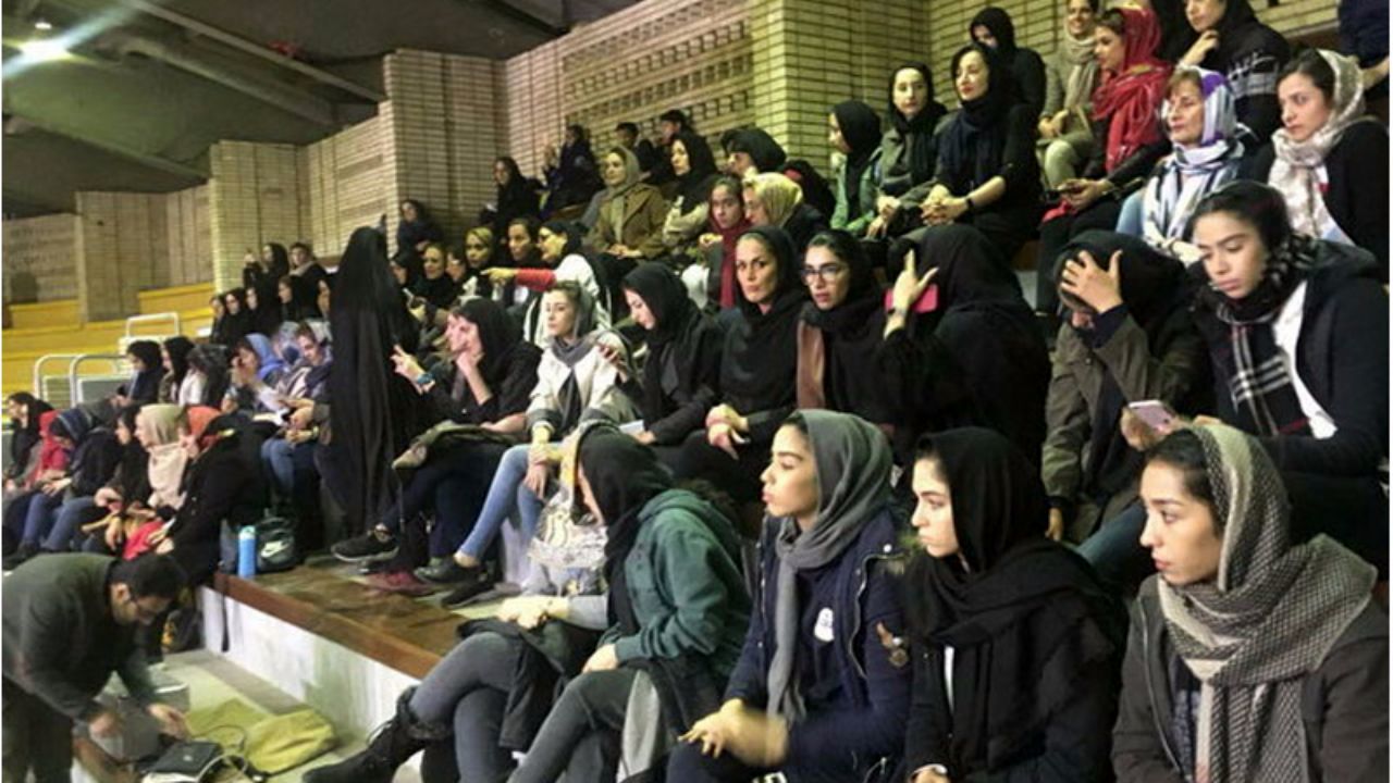 سالن بسکتبال آزادی امروز در انتظار خانواده‌ها