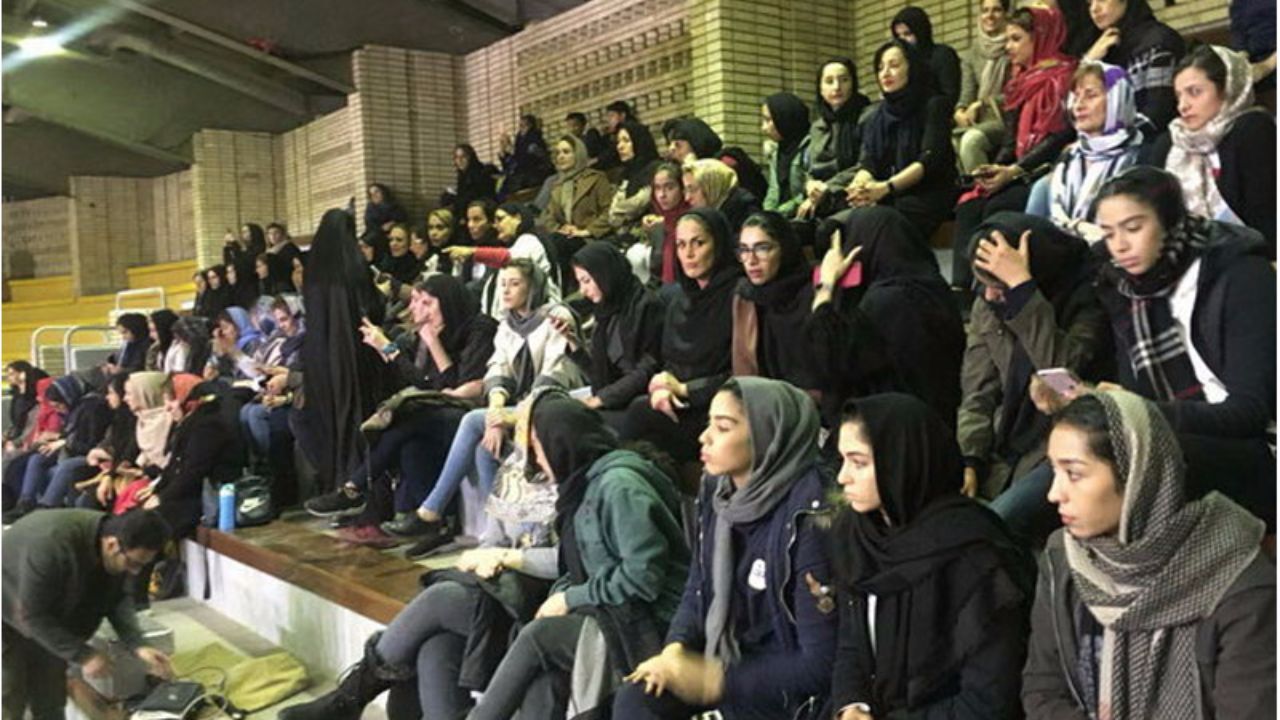 سالن بسکتبال آزادی امروز در انتظار خانواده‌ها