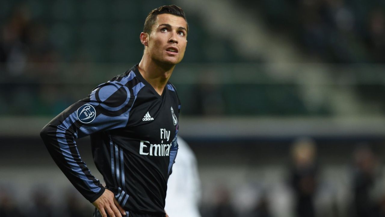 عصبانیت رونالدو در رختکن؛ دخه آ را به مادرید بیاورید!