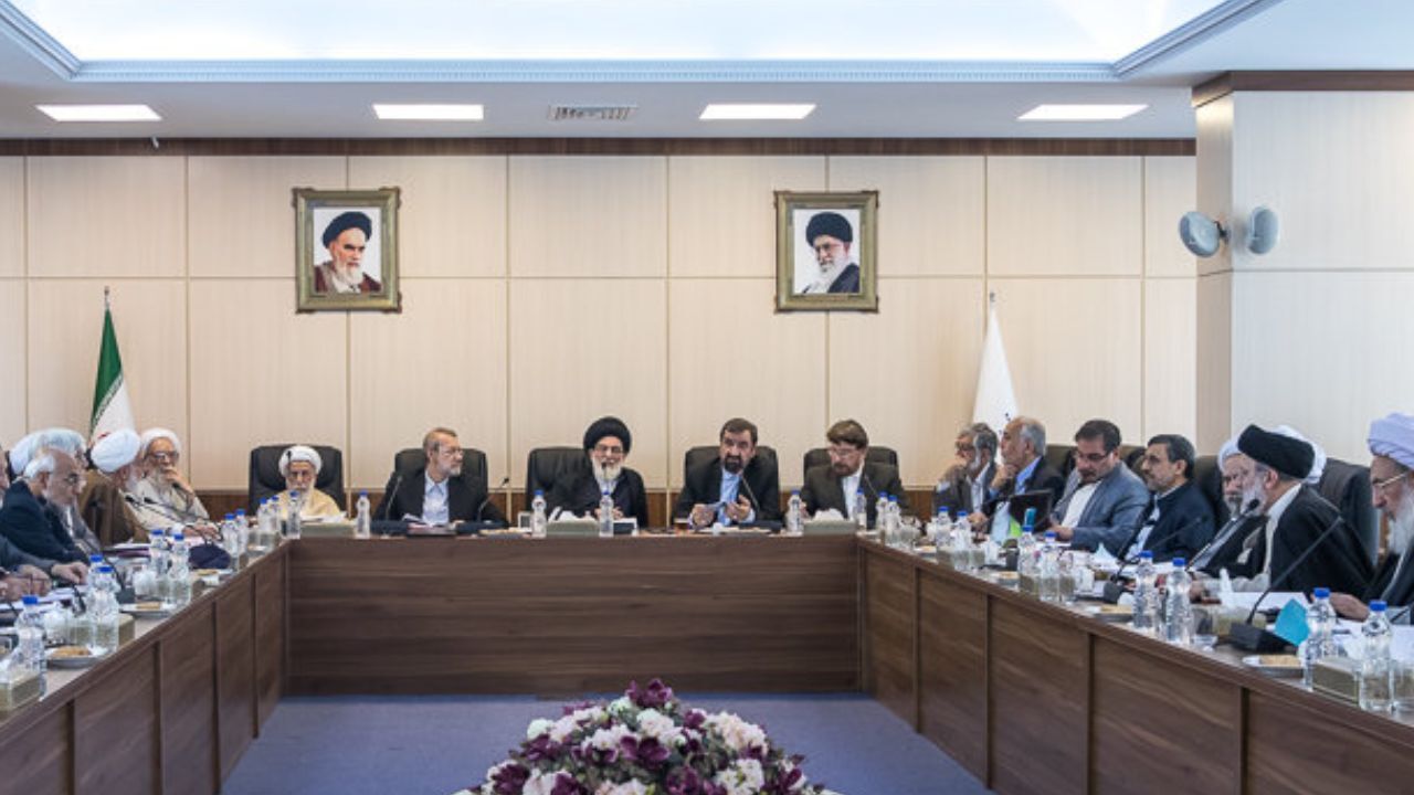 روحانی و آملی‌لاریجانی نیامدند، احمدی‌نژاد آمد
