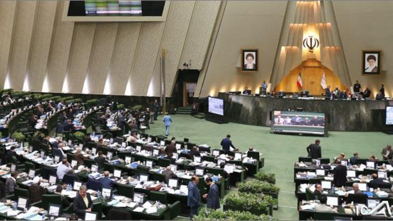 تشنج‌آفرینی نمایندگان دلواپس بر سر لایحه مبارزه با تامین مالی تروریسم/ لاریجانی: مجلس جای گفت‌وگو است نه حرف زور