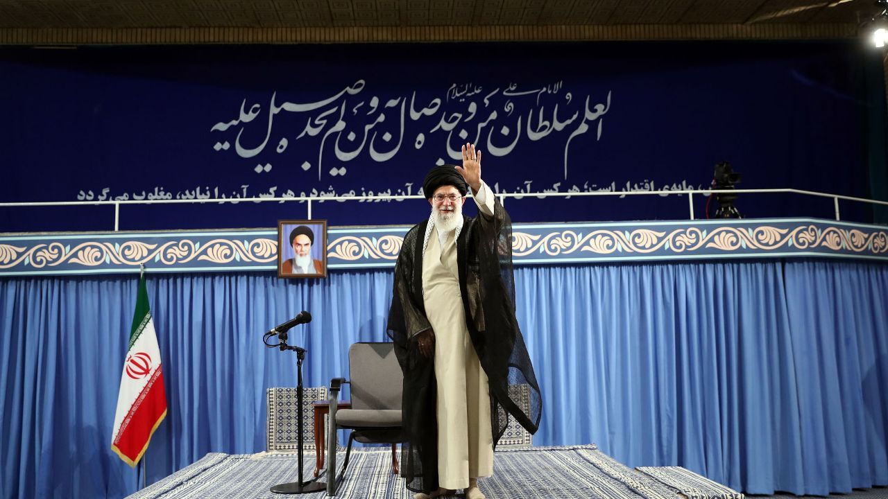 جمعی از دانشجویان با رهبر انقلاب دیدار کردند