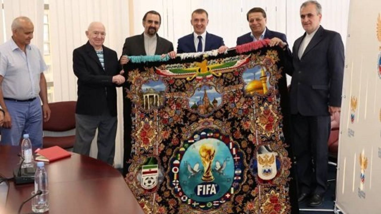 اهدای فرش جام جهانی به فدراسیون فوتبال روسیه