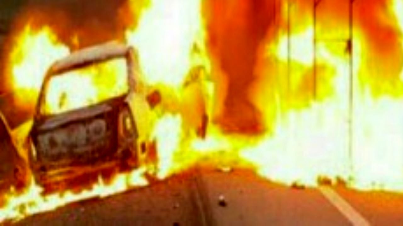 حریق خودرو در بزرگراه اصفهان-تهران/ 4 نفر در آتش سوختند