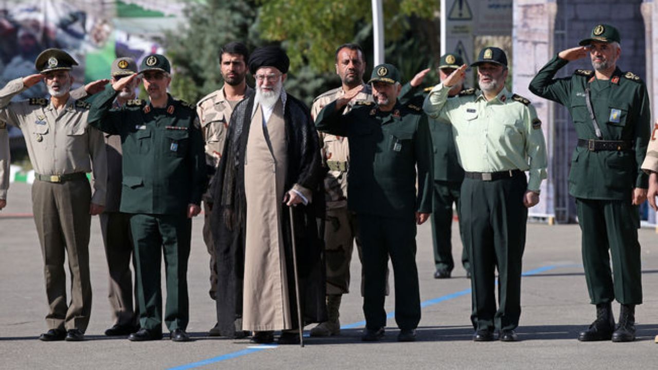 معنی اقتدار ملی این نیست که پول‌های کشور را بدهید و اسلحه بخرید/ پیوند با مردم را در مقابل برنامه دشمن تقویت می‌کنیم