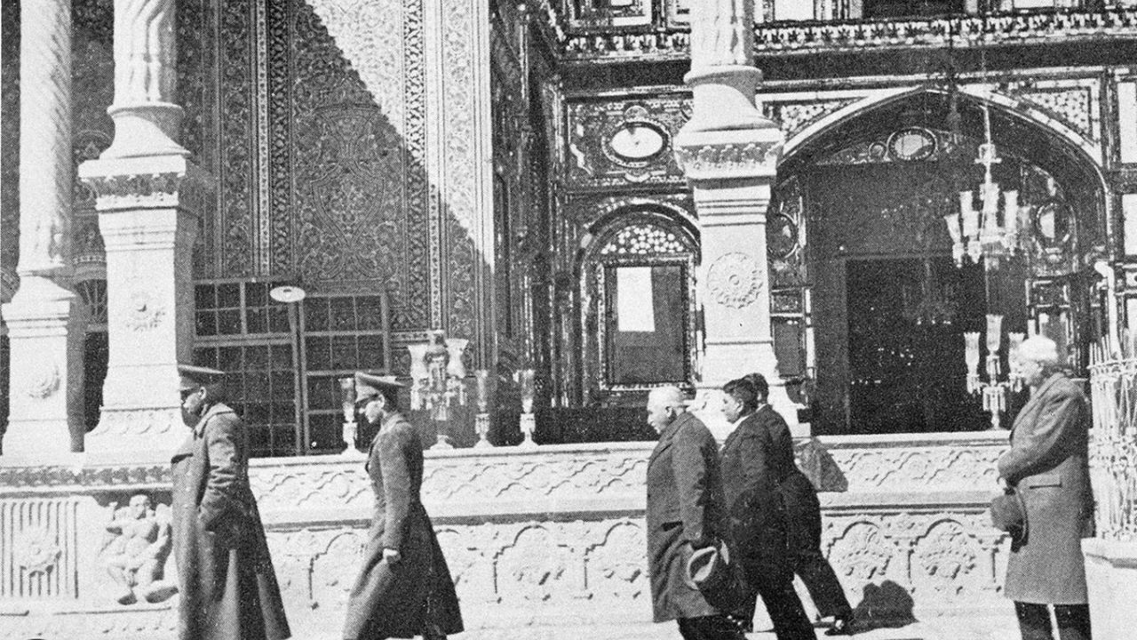 برخورد پهلوی‌ها با دین چگونه بود؟