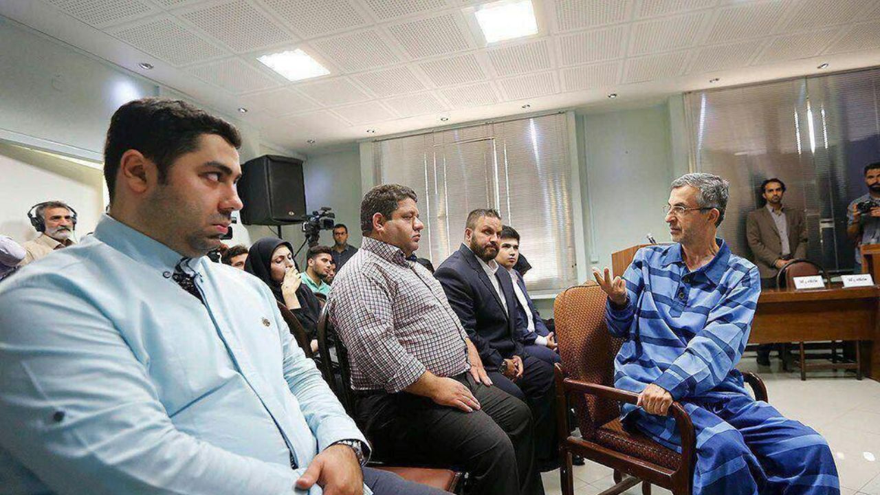 مشایی: کیفرخواست را نخوانده‌ام/ قاضی دادگاه: کیفرخواست را برای شما آورده‌اند از پذیرش آن استنکاف کرده‌اید