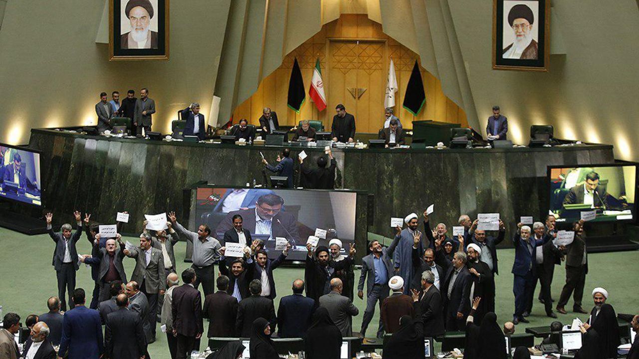 جلسه بررسی (cft) در مجلس به روایت تصویر؛ از پاره کردن آیین‌نامه مجلس تا بگومگوهای دلواپسانه