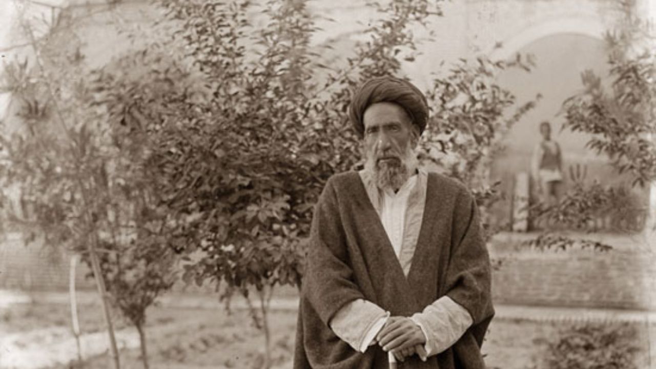 آیت‌الله مدرس تبعید شد