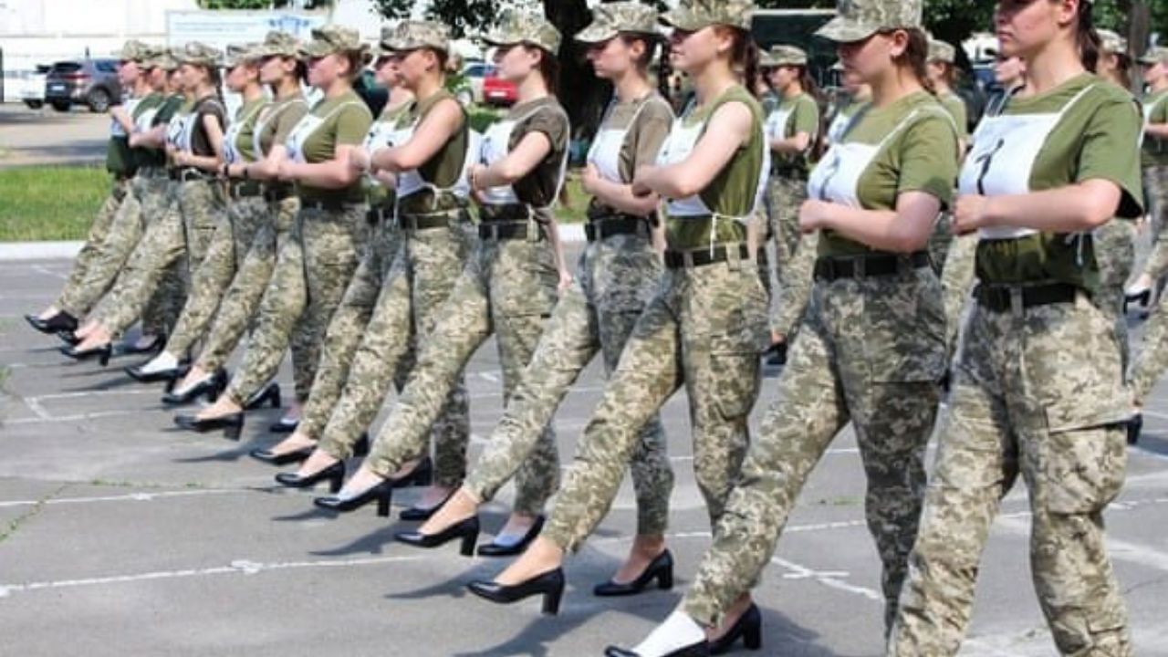 رژه با کفش پاشنه بلند، نمایشی جنجال آفرین در اوکراین