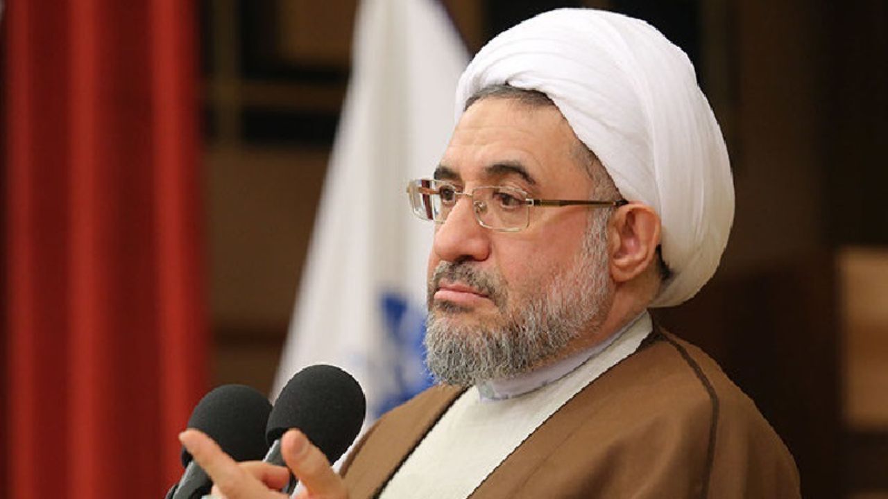 جامعه اسلامی براساس امر و نهی خدا حرکت می‌کند