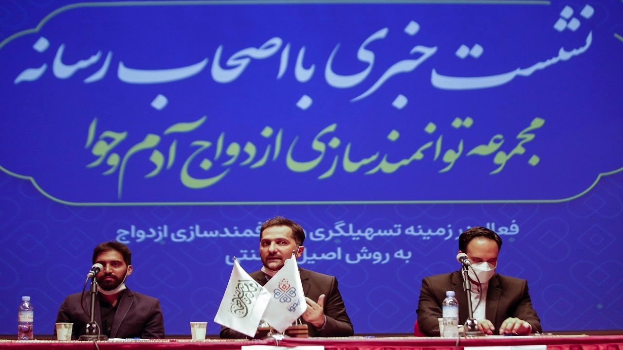 برای مشکل فقر و دیگر مصائبی که مانع ازدواج هستند راه حلی نداریم / نظام بانکی ما فقر تولید می‌کند