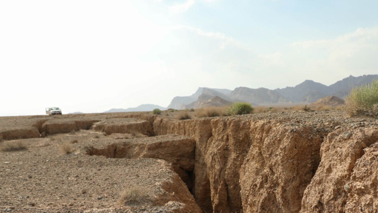 زیر پای کشور خالی می‌شود
