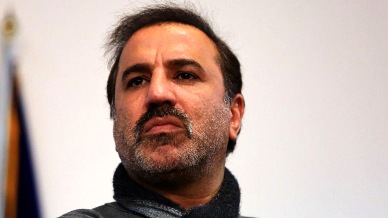 علی همچنان به کمک دستگاه نفس می‌کشد
