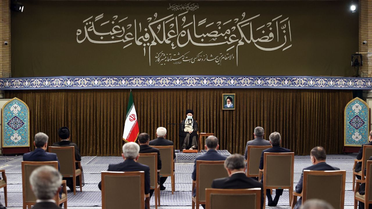 تاخیر عامدانه روحانی در جلسه با رهبر معظم انقلاب صحت ندارد/ روحانی 15 دقیقه پیش از موعد به محل جلسه رفت اما برخی ناهماهنگی‌ها سبب شد که جلسه پیش از زمان اعلام شده، آغاز شود/ با توجه به کرونا و رعایت فواصل فیزیکی، امکان ثبت عکس یادگاری وجود نداشت/ قرآن اهد