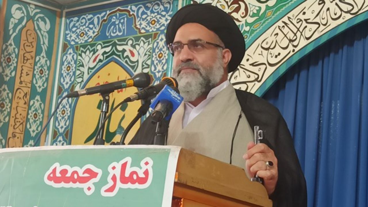 امام جمعه یاسوج: لباس‌های جلف به صورت ارزان در مسیر زنان قرار می‌گیرند تا بی‌حیایی، بی‌حجابی و بی عفتی زنان و دختران ما را فراهم کنند / لباس‌های مناسب زنان گران است که خود نشان دهنده توطئه‌ای برای گمراه کردن دختر مسلمان است