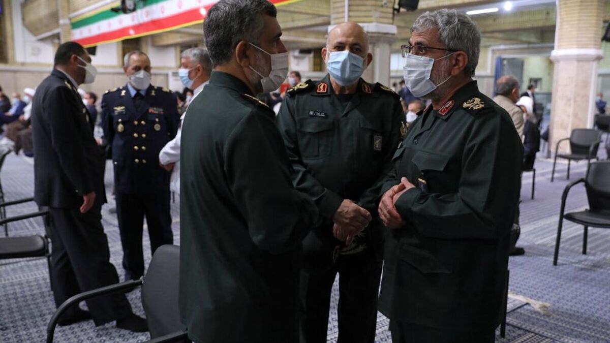 گپ و گفت سردار قاآنی و سردار حاجی زاده در حاشیه مراسم تنفیذ رئیسی